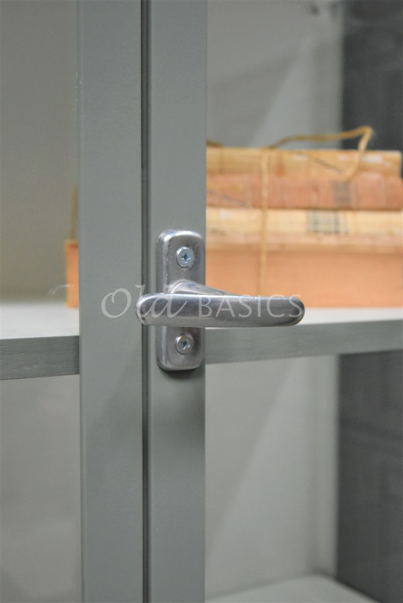 Detail van Apothekerskast Demi, 4 deuren, RAL7033, groen, grijs, materiaal staal